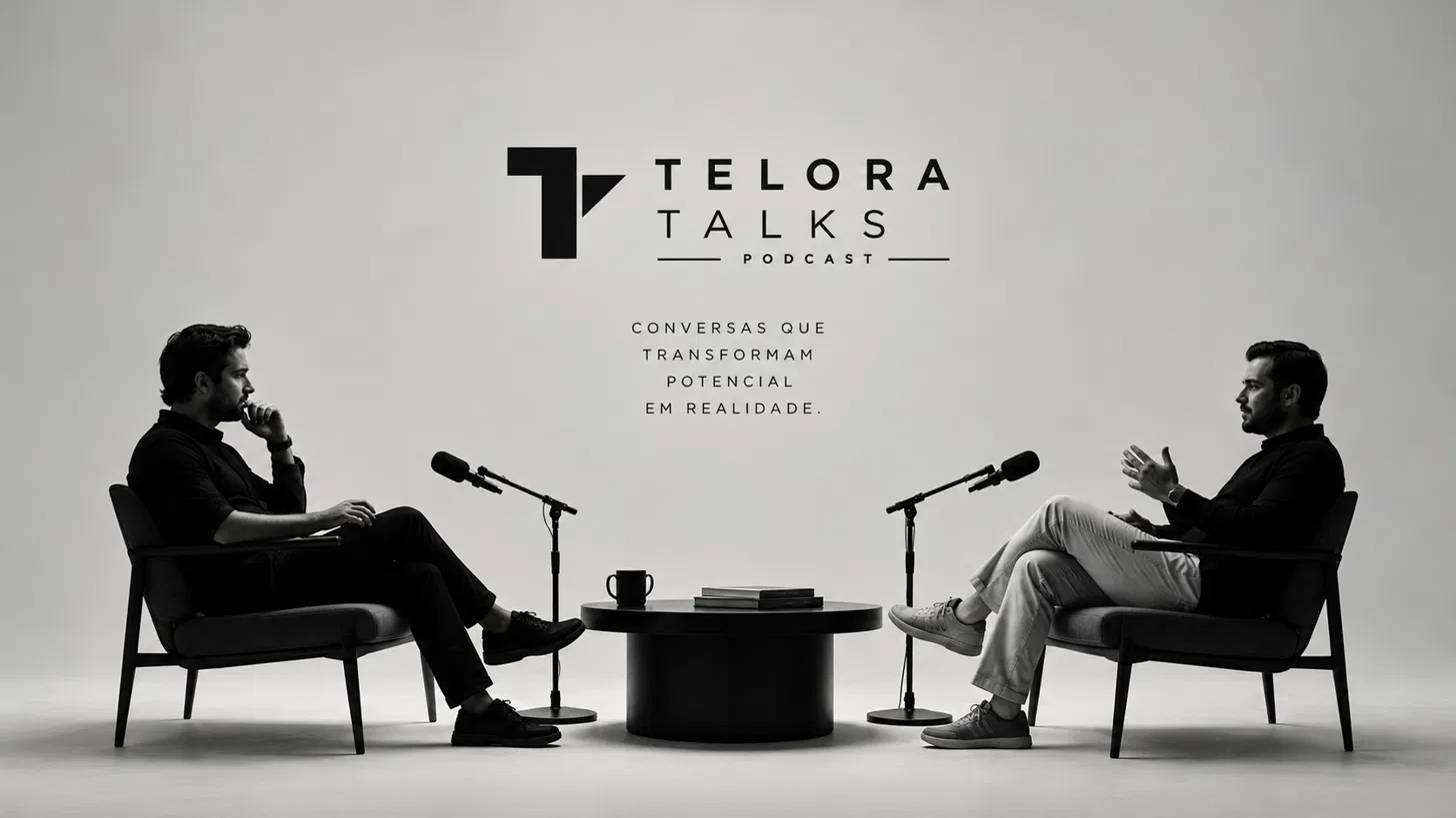 Estúdio do Telora Talks: duas poltronas frente a frente com microfones e uma mesa ao centro